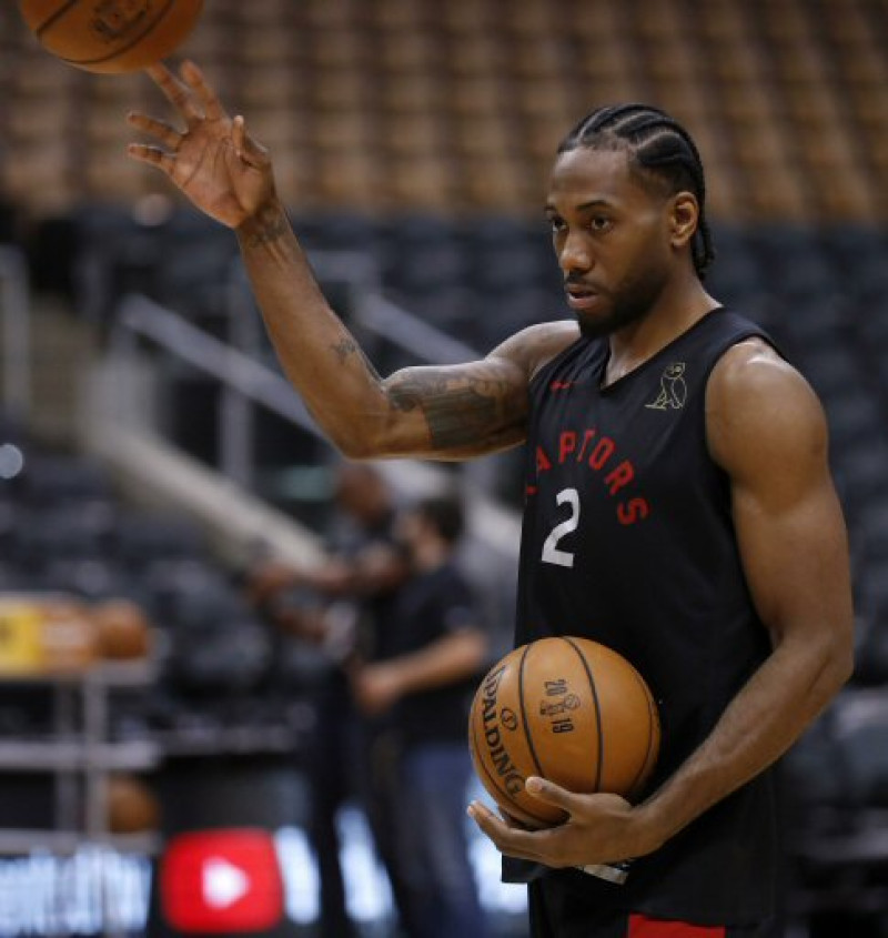 Kawhi Leonard en un momento de los entrenamientos de los Raptors previo al segundo partido de la final de la NBA