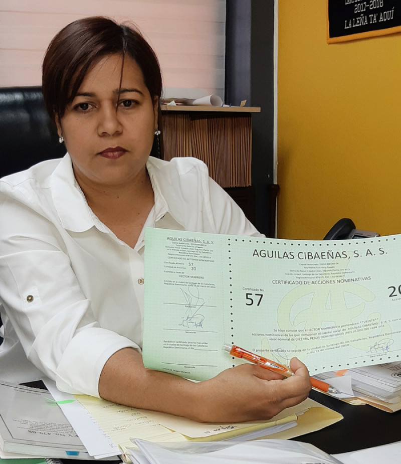 La abogada Elsa Trinidad Gutierrez muestra un documento que habla de la litis.