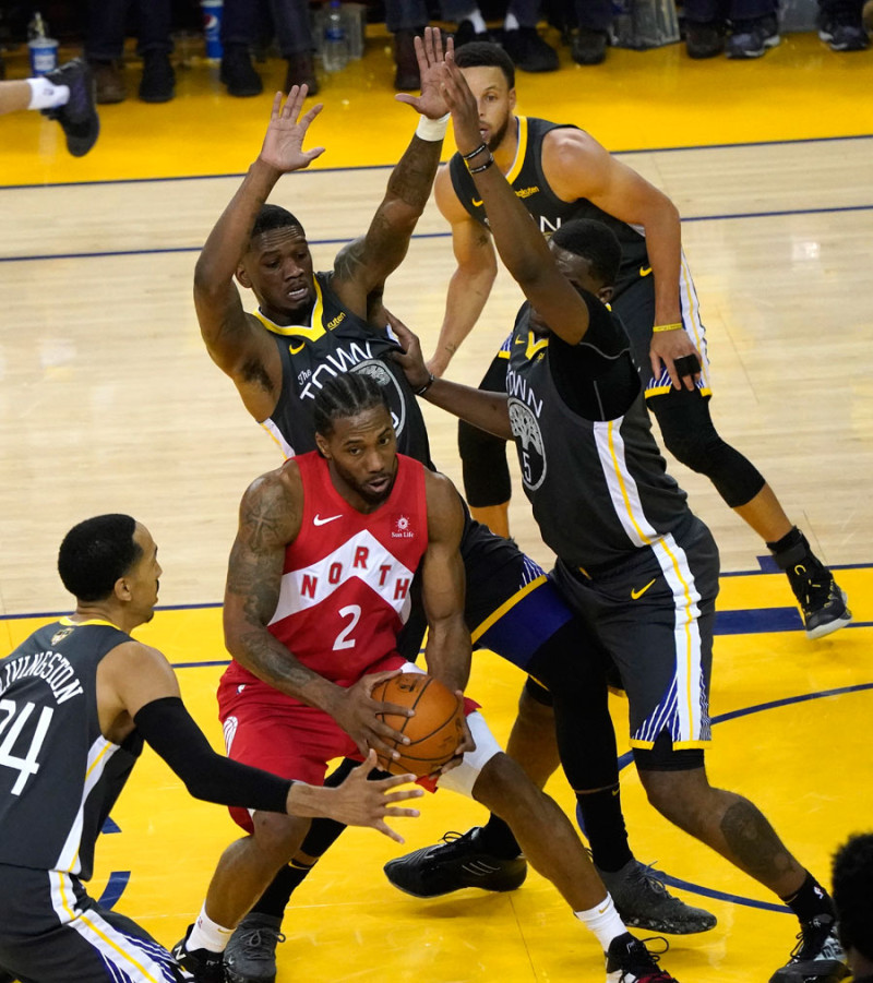 Kawhi Leonard, de los Raptors, es asediado por cuatro defensores de los Warriors de Golden State, durante el cuarto partido de la final de la NBA anoche . /AP