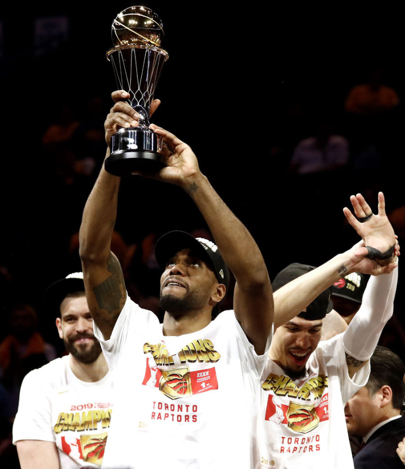 Kawhi Leonard levanta el trofeo de campeón conquistado por los Raptors el jueves, tras vencer a los Warriors. /AP
