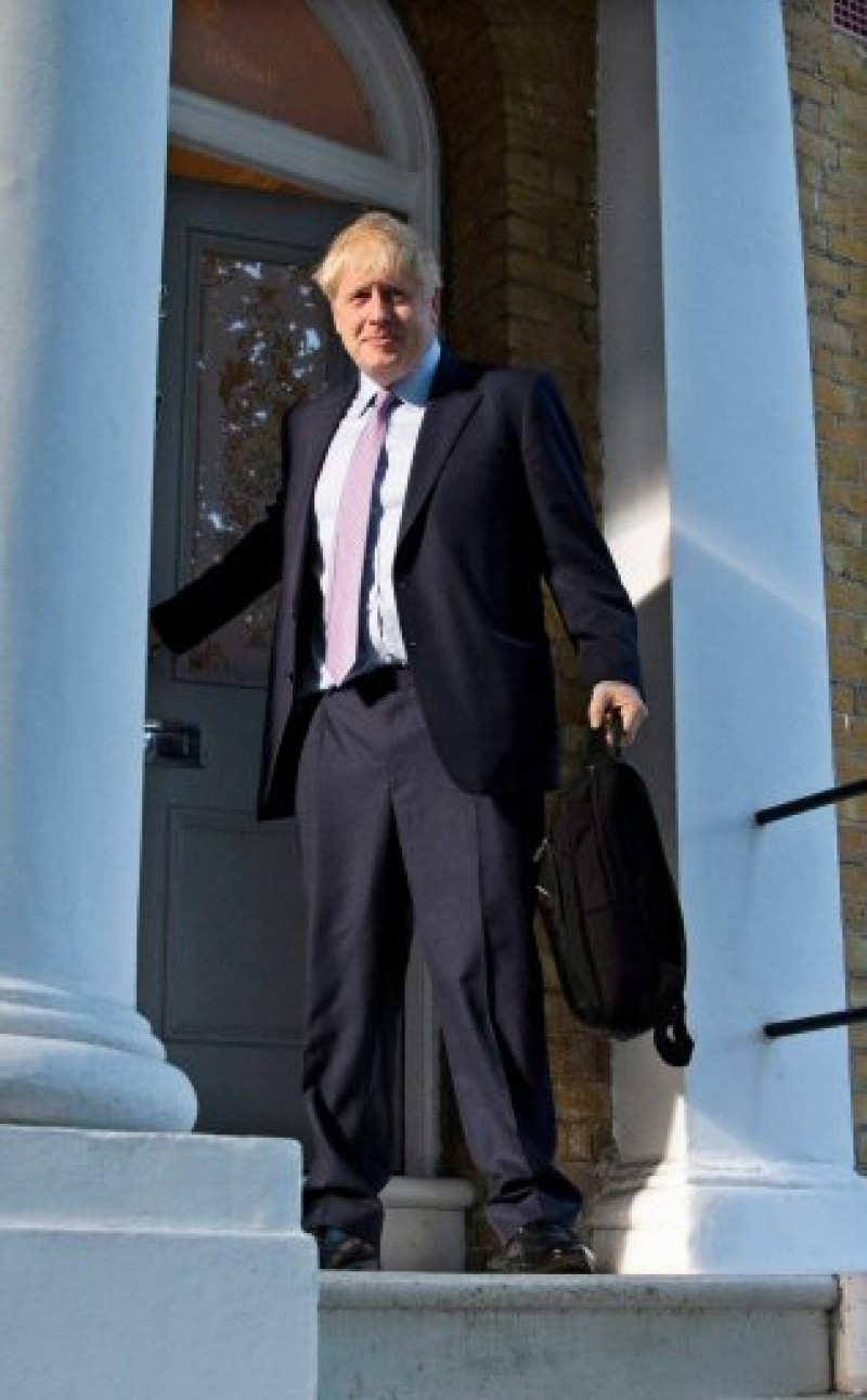 AP, Boris Johnson saliendo se su vivienda