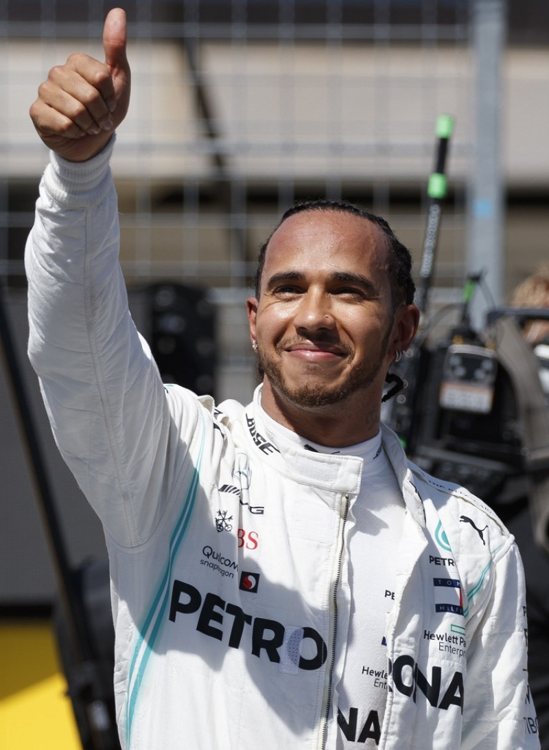 Lewis Hamilton celebra tras lograr la posición de pole para el Gran Premio de Francia.