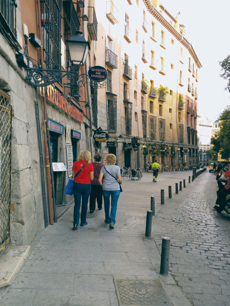 Mesones y puntos típicos para comer se suceden en la calle Cava de San Miguel.