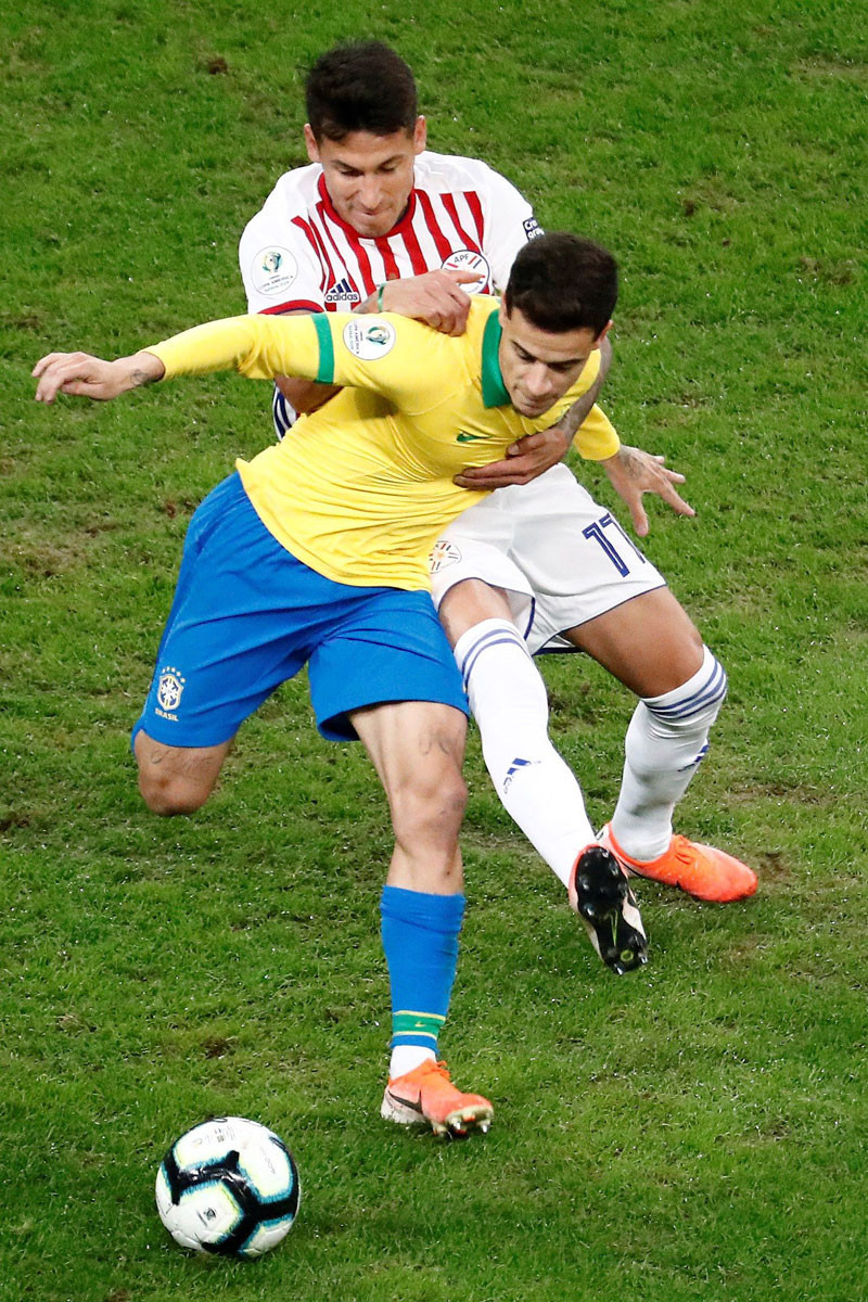 Philippe Coutinho, de Brasil, disputa el balón con Hernan Pérez de Paraguay, durante el partido Brasil-Paraguay de cuartos de final de la Copa América de Fútbol 2019. EFE