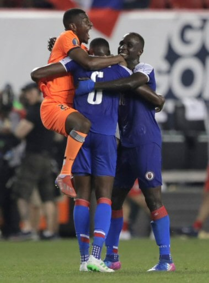 Jugadores de Haiti festejan luego de ganarle un importante partido a Costa Rica