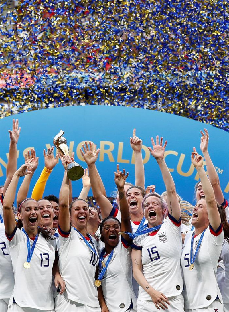 Selección de fútbol de Estados Unidos levantando la copa mundial. / EFE