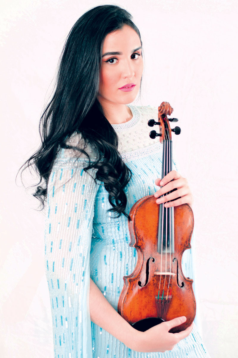 La joven violinista se prepara para tocar en el Carnegie Hall de Nueva York. FOTO DE PORTADA: ROBERT VÁSQUEZ