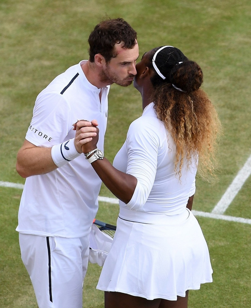 Serena Williams y Andy Murray se dan un beso luego de ser eliminados por Nicole Melichar y Bruno Soares..