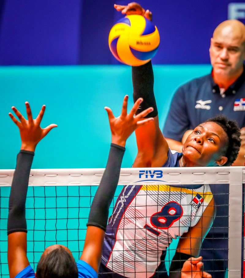 Natalia Martínez remata ante la defensa de dos jugadoras de la selección de Ruanda.