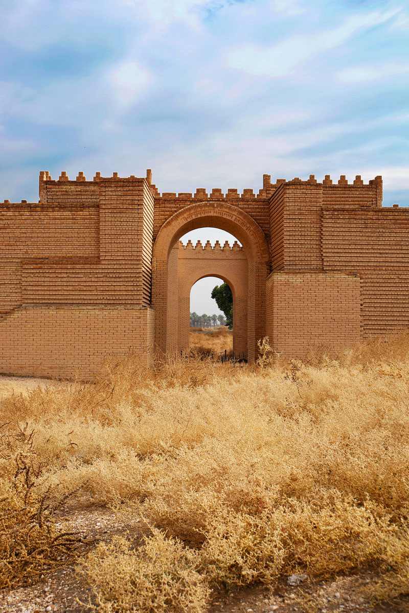 Situada 85 kilómetros al sur de Bagdad, Babilonia agrupa los vestigios arqueológicos de la capital del antiguo Imperio Neobabilónico entre los años 626 y 539 a. C. (así como de los pueblos y terrenos agrarios circundantes), formados por los restos de templos, palacios, torres y puertas de los recintos amurallados del interior y exterior de la ciudad.