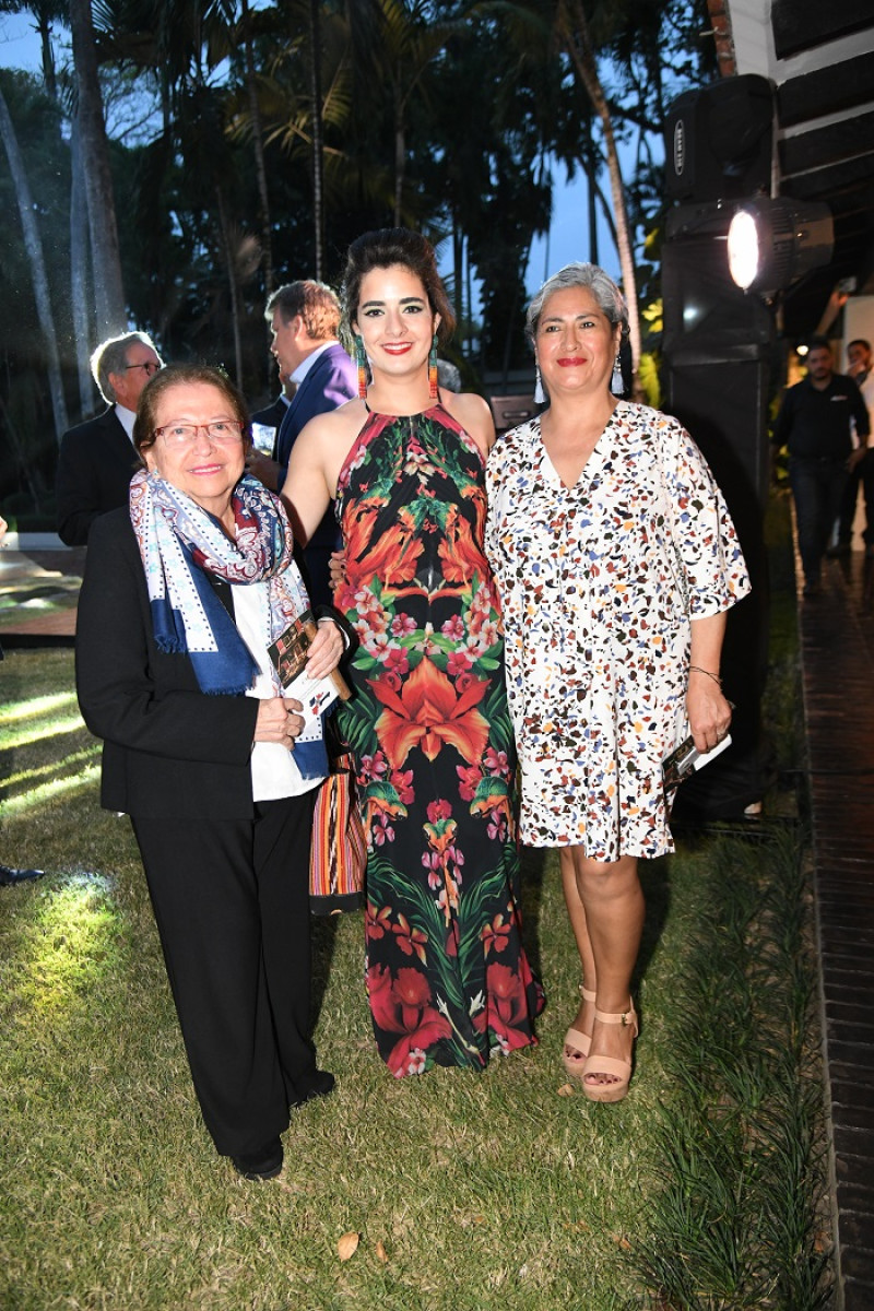 Dora de Ampuelo, Dominique Selman y Ximena Jacome.