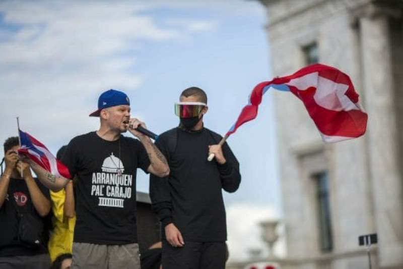 Residente y Bad Bunny. Foto tomada por la agencia AP el miércoles 17 de julio durante las protestas contra el gobernador Ricardo Roselló, quien dimitió tras las presiones de diferentes sectores sociales la noche del 24 de julio.