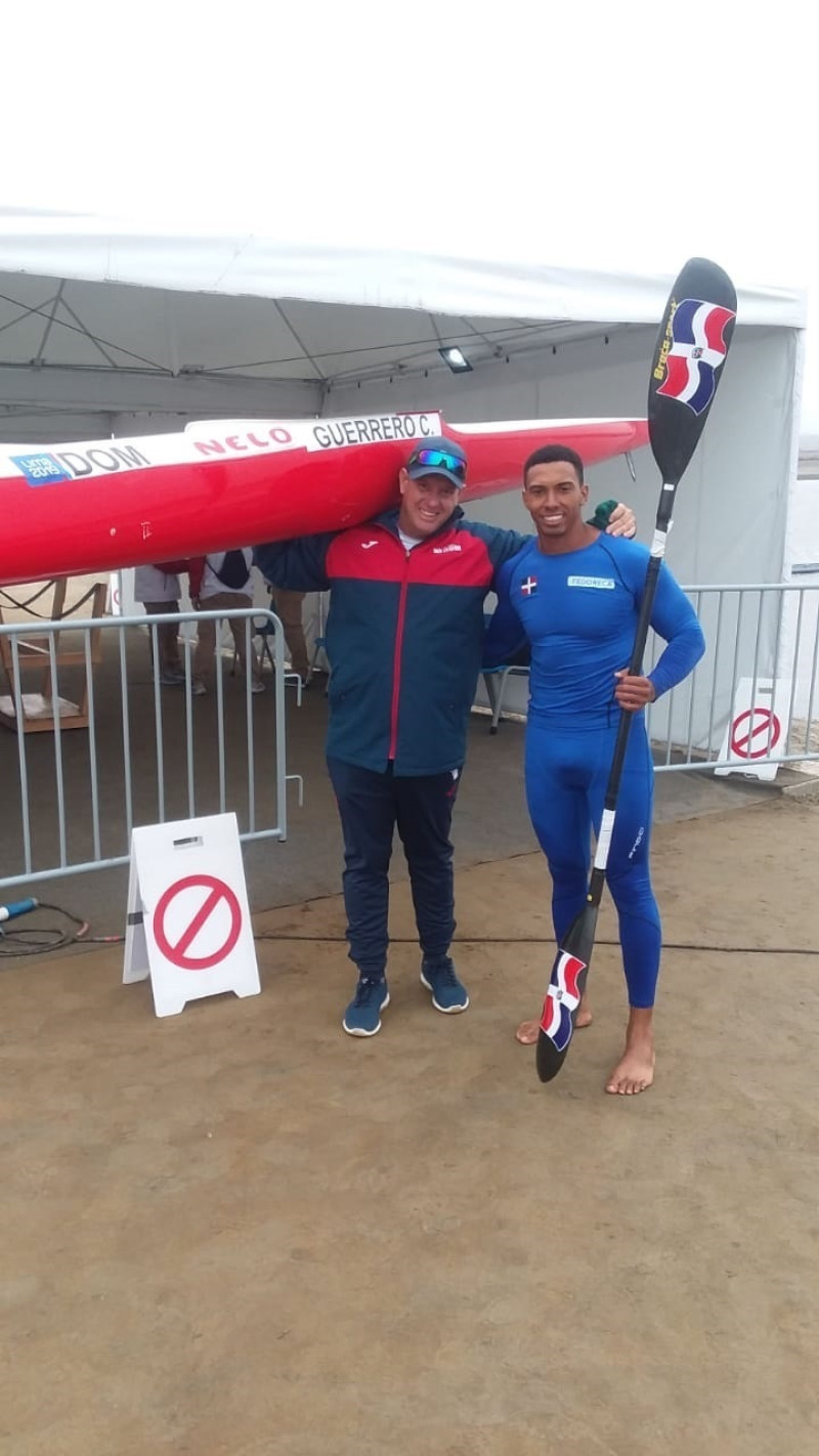 PIE DE FOTO

 

 El atleta dominicano Cristian Guerrero García, a la derecha, junto al entrenador cubano Julio César Méndez, tras la prueba de semifinales de los 200 metros en la categoría kayak K-1.