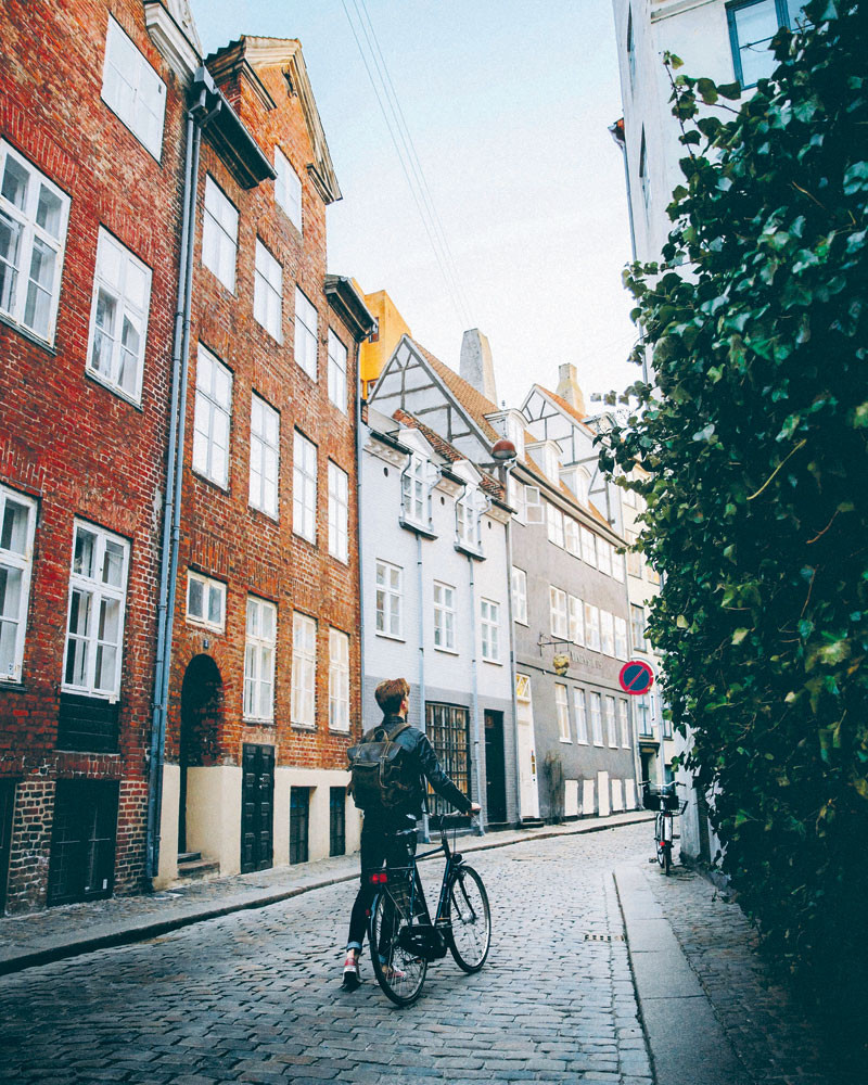 “Cualquier color que puedas imaginar, es posible que haya una casa en algún lugar de Copenhague que se le parezca un poco. La ciudad está llena de coloridos edificios, la mayoría de ellos antiguos”, dicen en el portal Visit Copenhagen. DANIEL JENSEN