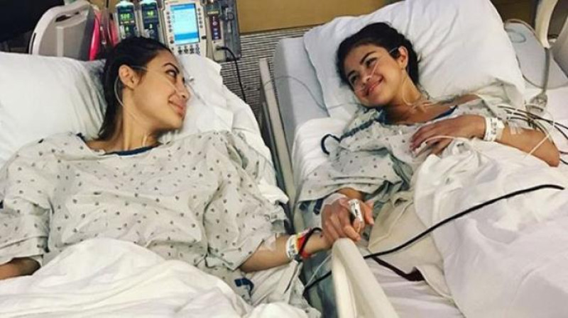 Francia Raisa y Selena Gómez al momento de la operación