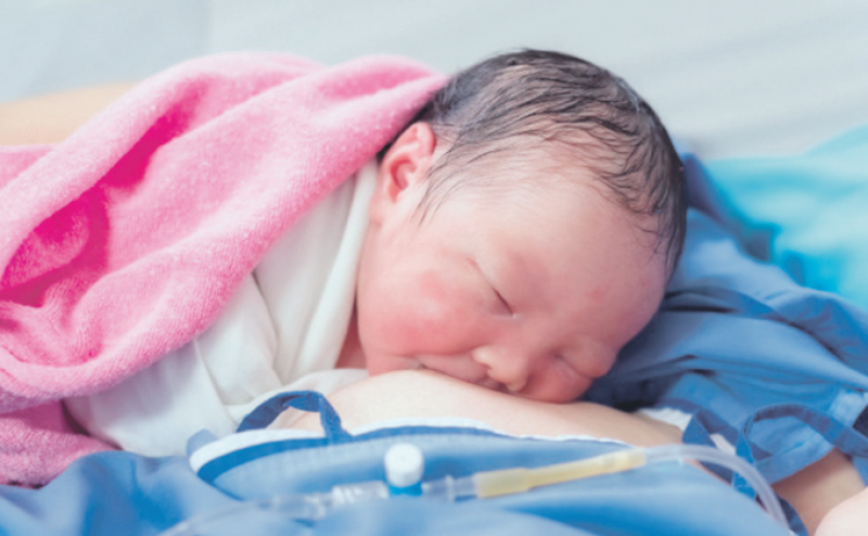 La leche materna no debe ser reemplazada por leche de fórmula, debido a que la leche materna posee nutrientes esenciales para el desarrollo del bebé. Istock