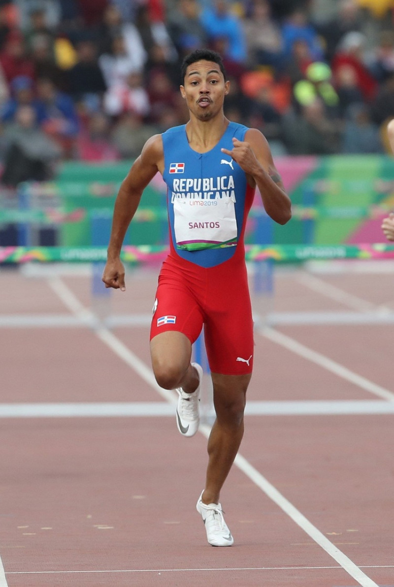 Juander Santos, de República Dominicana, durante su actuación en la semifinal de los 400 metros con vallas de los Juegos Panamericanos en Lima, Perú.