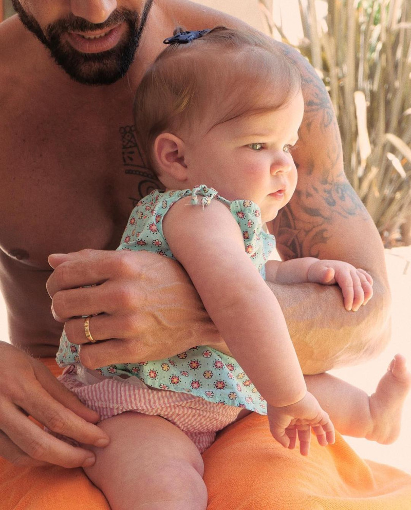 Ricky Martin con la pequeña Lucía en brazos