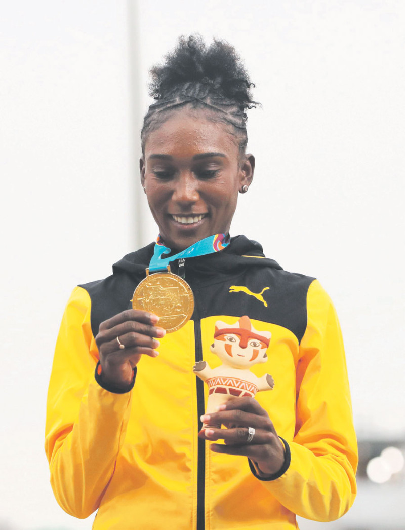 Viola Goule, de Jamaica, celebra su medalla de oro en los 800 metros femeninos. EFE/ MARTÍN ALIPAZ
