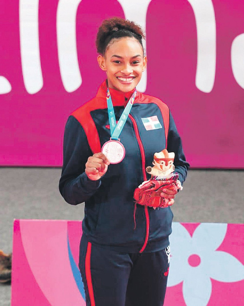 Ana Rosa exhibe su medalla de plata lograda en judo.
