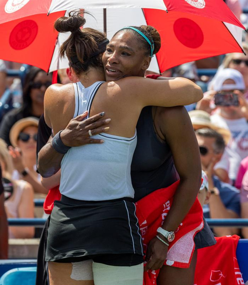 Bianca Andreescu de Canada consuela a Serena Williams, luego de que se retirara del partido. / EFE
