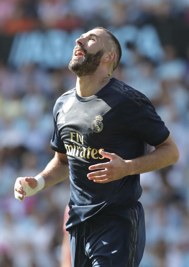 Karim Benzema, del Real Madrid, reacciona durante el partido contra el Celta de Vigo en la Liga Española de Fútbol.