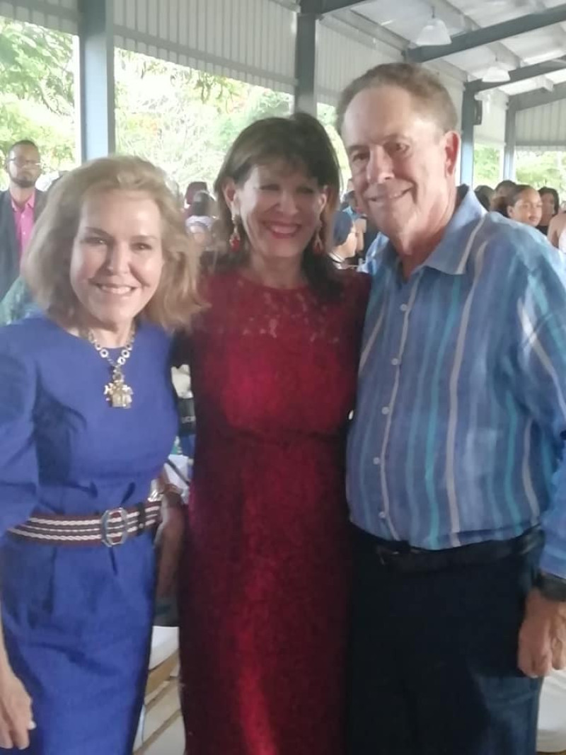La embajadora Robin Bernstein, junto a su esposo Richard Bernstein y Lian Fanjul de Azqueta presidente de la Fundación Mir, en una visita que hizo a La Romana. (Foto: FLORENTINO DURAN-LISTIN DIARIO)