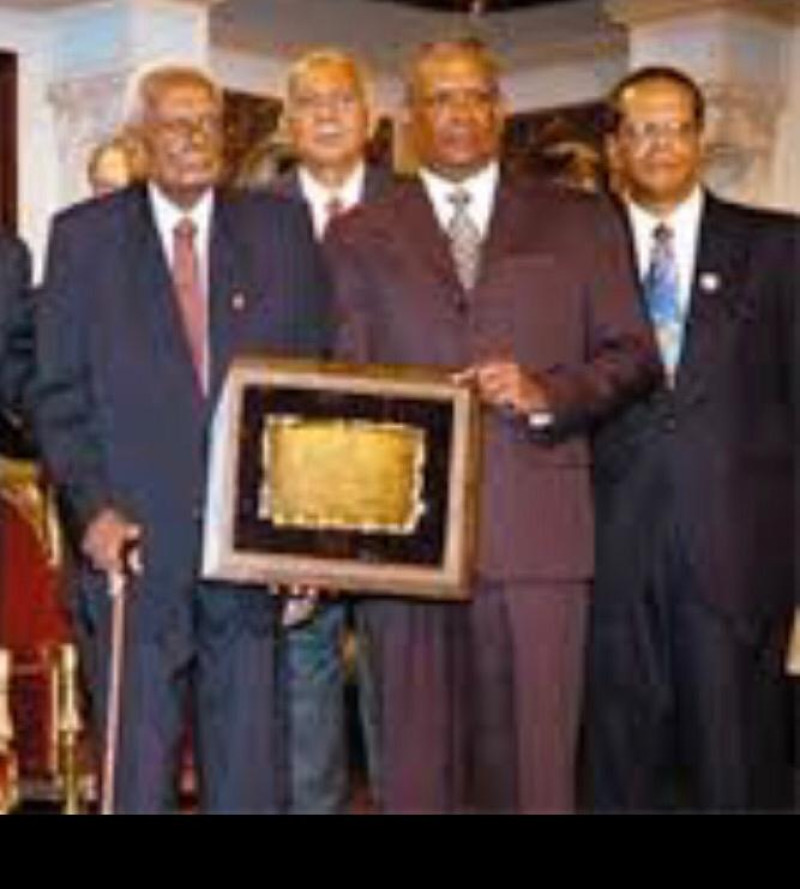 Foto de archivo,  cuando el periodista Francisco Comarazamy recibió el Premio Nacional de Periodismo 2007,  junto a sus hijos Roosevelt, Daniel y Francisco.