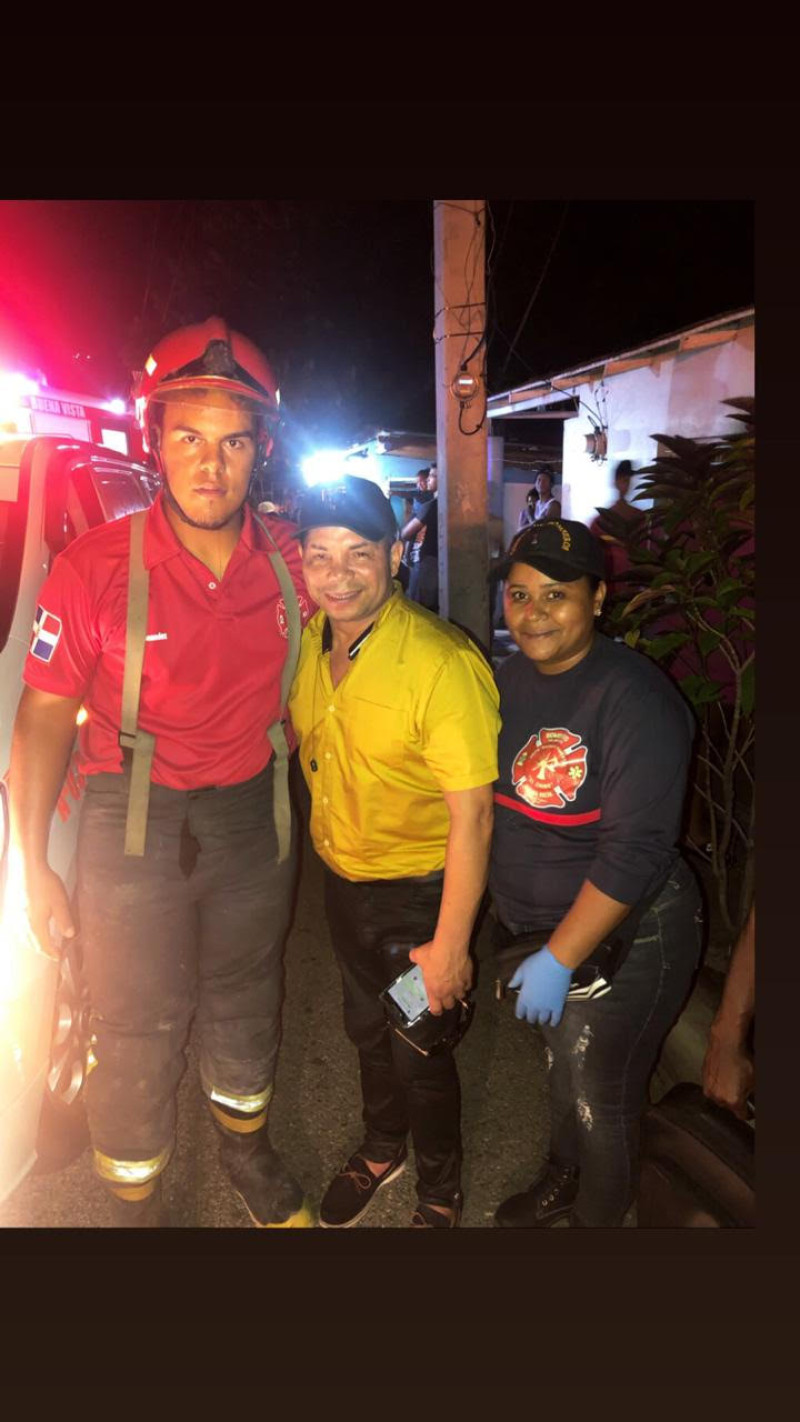 Joe Veras y dos miembros de los bomberos.