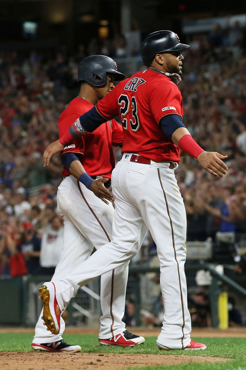 Nelson Cruz es felicitado en el pentágono por su compatriota Jorge Polanco. AP