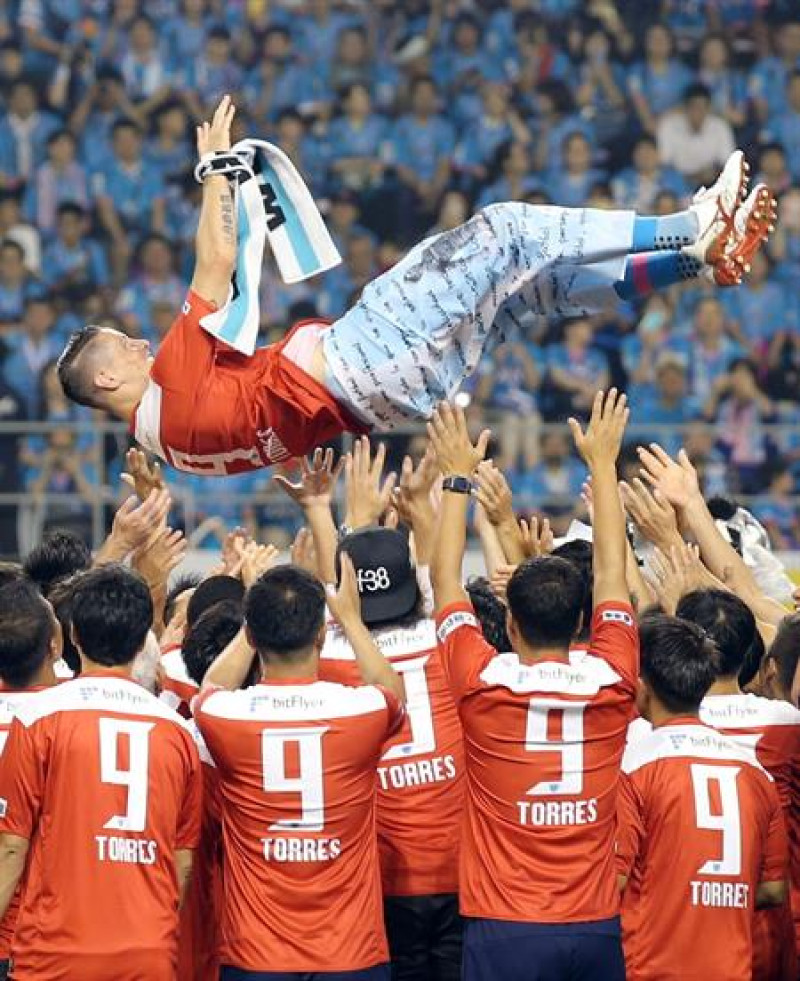 Fernando Torres es lanzado al aire por sus compañeros de equipo después de su último partido como profesional. EFE/Jiji Press.