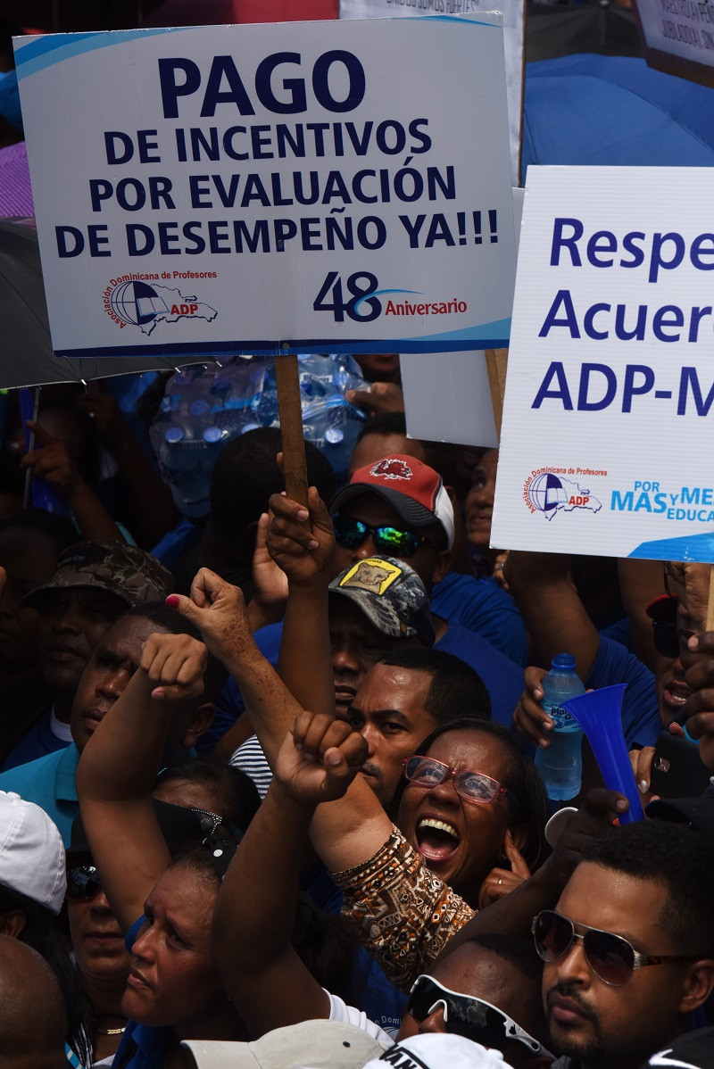 La  Asociación Dominicana de Profesores (ADP), realizó una protesta frente al Ministerio de Educación, además de la paralización de la docencia  en reclamo de una serie de reclamos. Foto: Jorge Cruz.