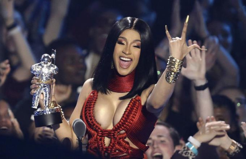 Cardi B arecibe el premio al mejor video de hip hop por Money en los Premios MTV a los Videos Musicales. AP