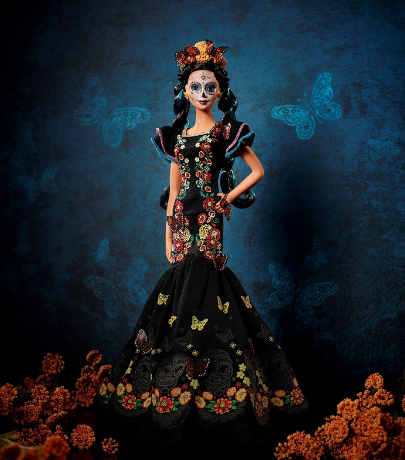 La nueva muñeca lleva un vestido largo, bordado y con volantes decorados de flores y mariposas. Foto: EFE/Paul Jordan/MATTEL