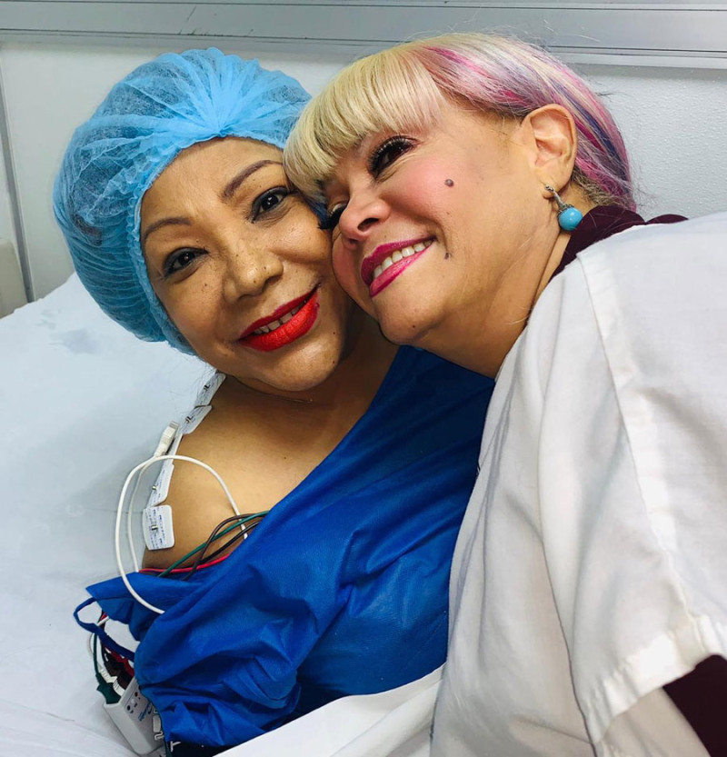 Vickiana junto a la también cantante Yolanda Duque, quien fue a visitarla al Instituto de Cardiología. F. EXTERNA/