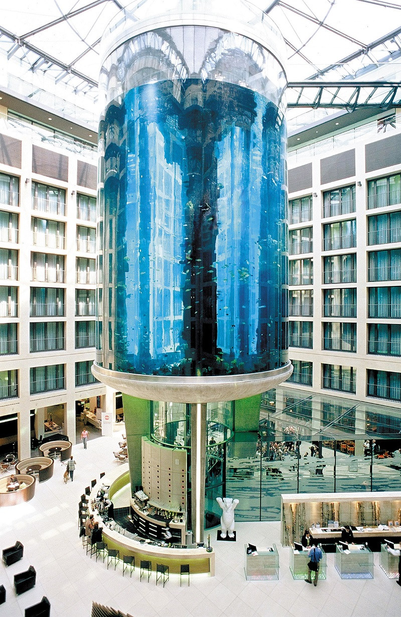 Vista general del acuario berlinés que está en la recepción de un hotel.Foto: Radisson Hotel Group