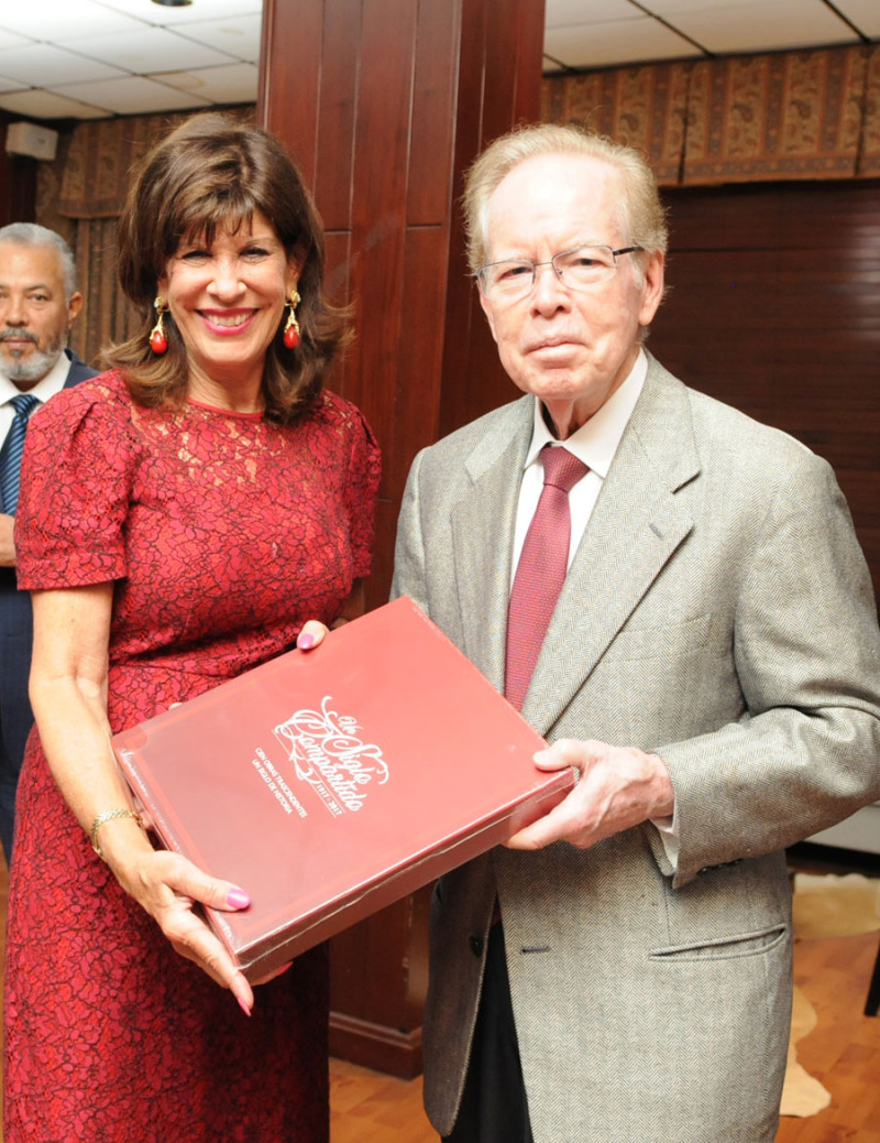Robin Bernstein recibió el libro de los 100 años de la familia Corripio en el país, de manos del empresario José Luis Corripio Estrada.