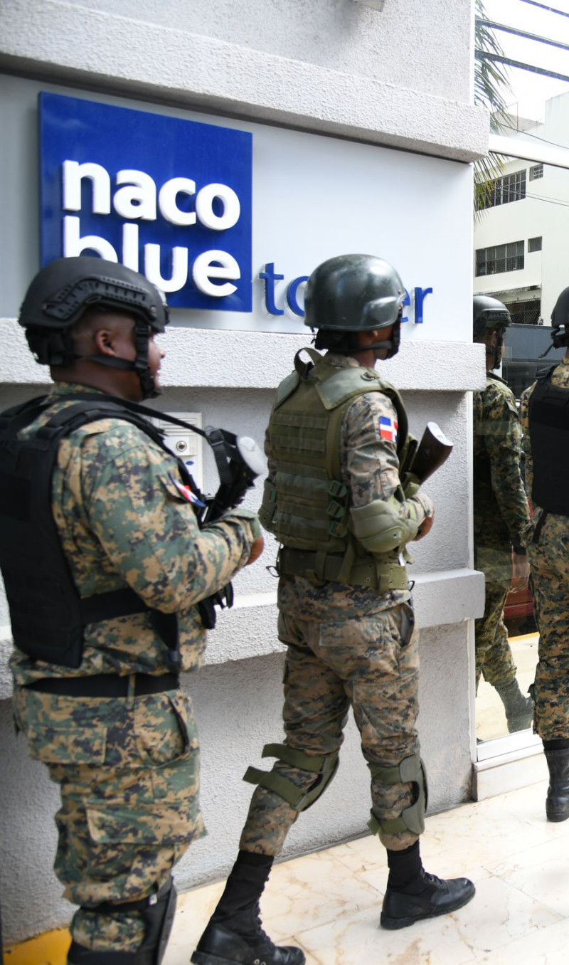 Oficiales antidrogas durante operativos contra la red.