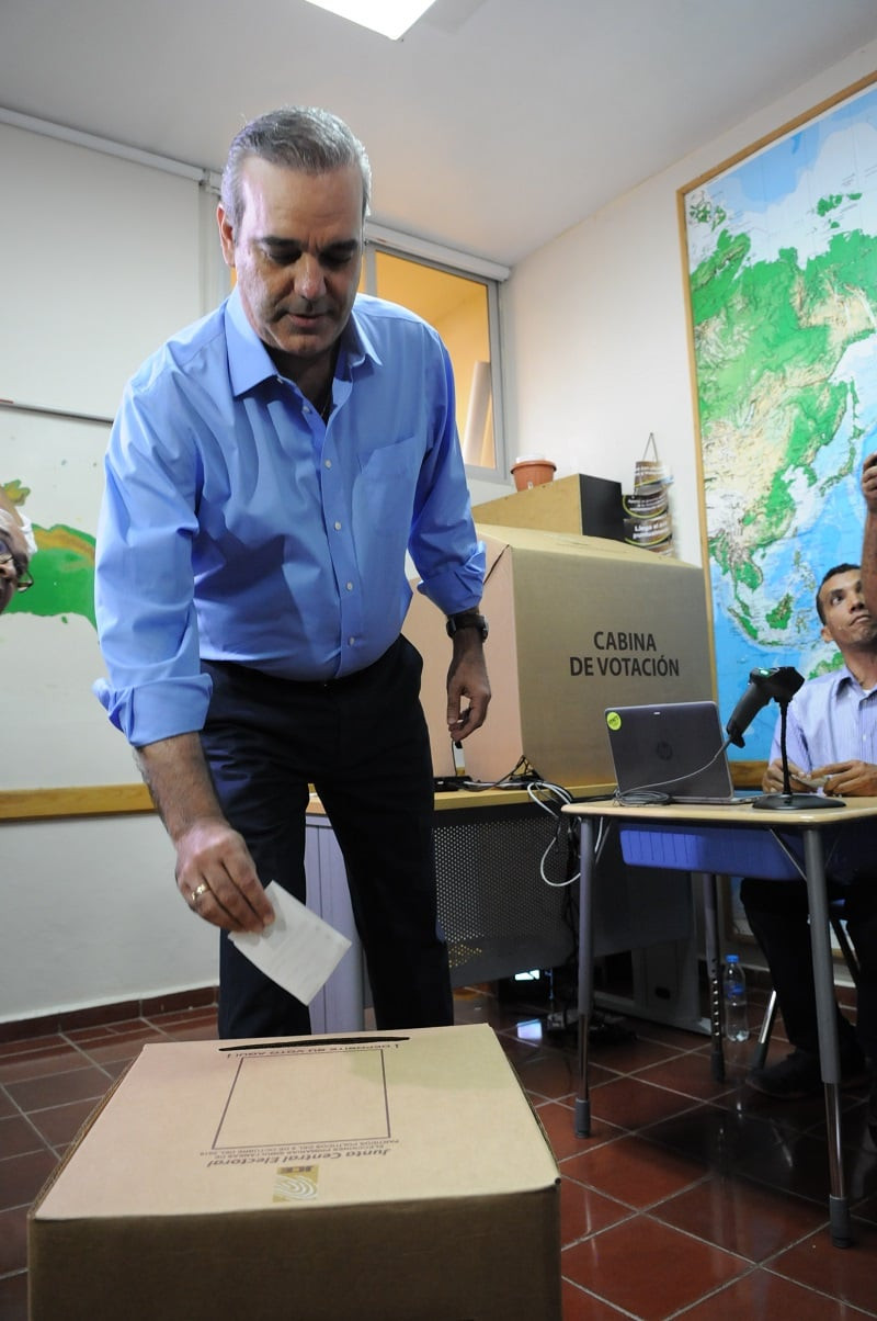 Abinader al momento de depositar su voto. Foto Jorge Cruz.