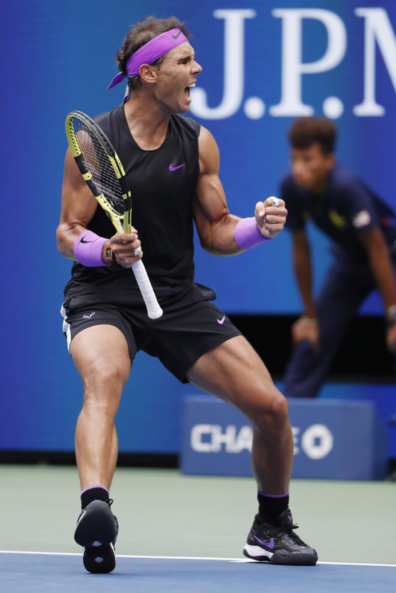 Rafael Nadal hace un gesto de emoción al marcar un punto durante la épica batalla que sostuvo con el tenista ruso.