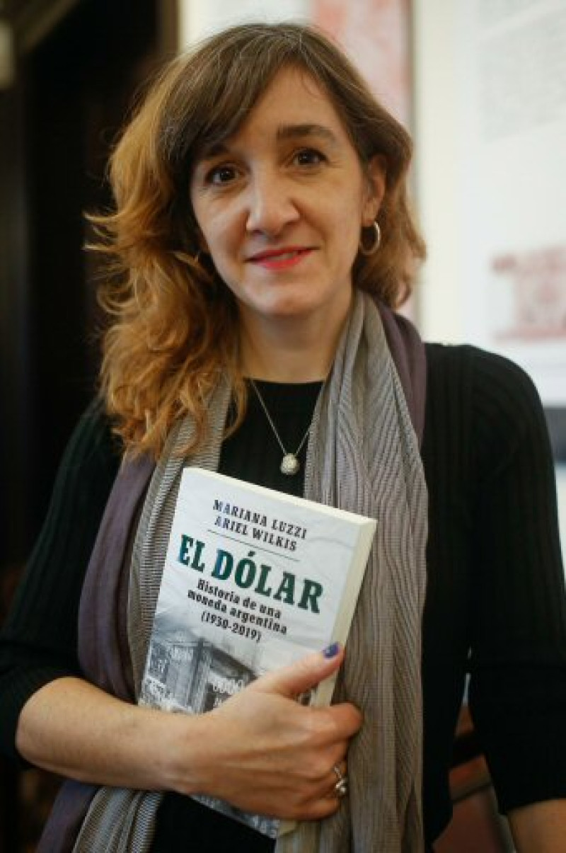 La socióloga Mariana Luzzi, coautora del libro "El Dolar historia de una moneda argentina". / EFE