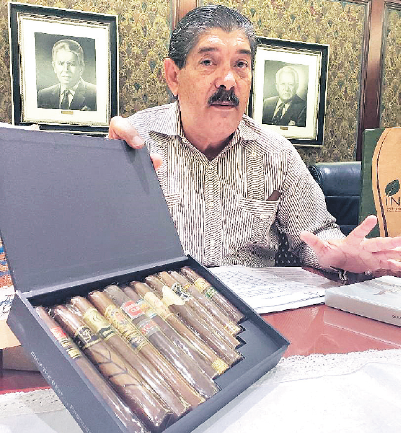 Guillermo López, director en funciones del Intabaco, dice que cada peso invertido en tabaco se convierte en diez dólares. SERGIO CID/LISTÍN DIARIO