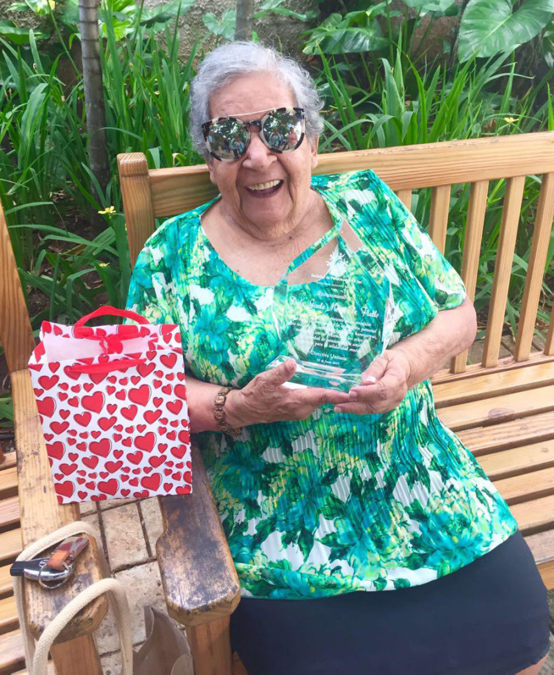 La centenaria doña Gisela muestra su mejor sonrisa.