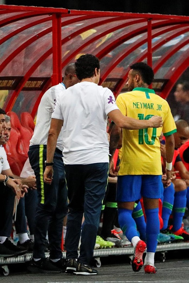 Neymar saliendo lesionado luego del último partido con Brasil. / EFE