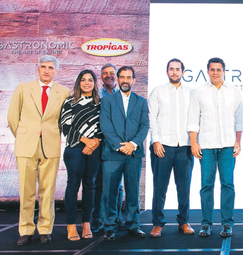El alcalde David Collado junto a Ventura Serra y parte del equipo de Gastronomic y Tropigas.