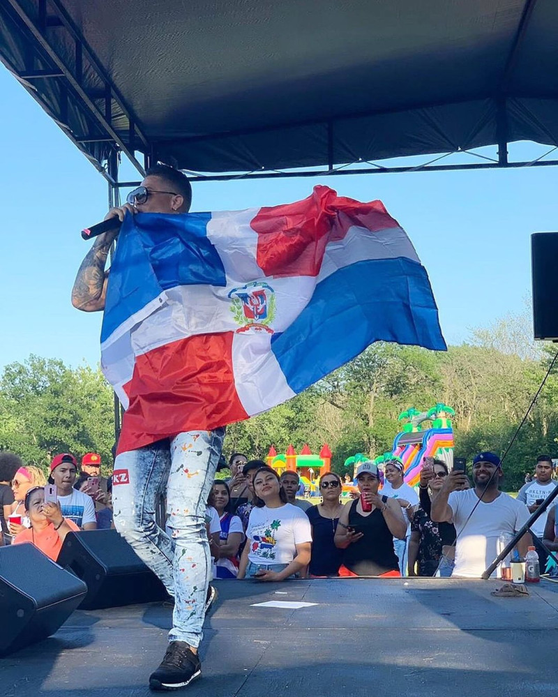 El súper Nuevo con la bandera dominicana en alto. Instagram