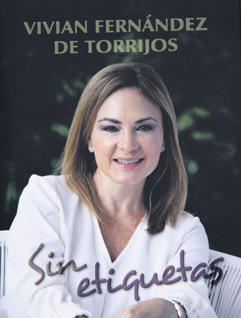 Fernández de Torrijos nació en Panamá. Está casada con el político Martín Torrijos, con quien procreó a Daniella, Martín y Nicolás. FE