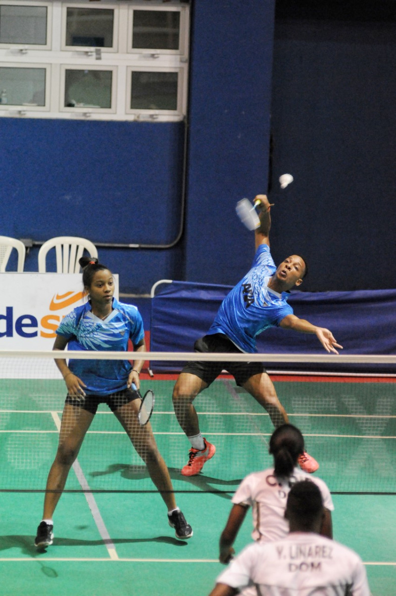Acción en uno de los partidos correspondiente al campeonato internacional de Badminton.
