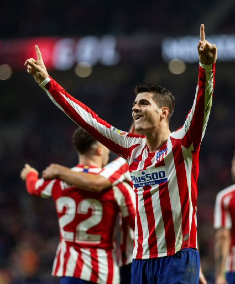 Alvaro Morata celebra luego de marcar un gol en la victoria del Atlético de Madrid