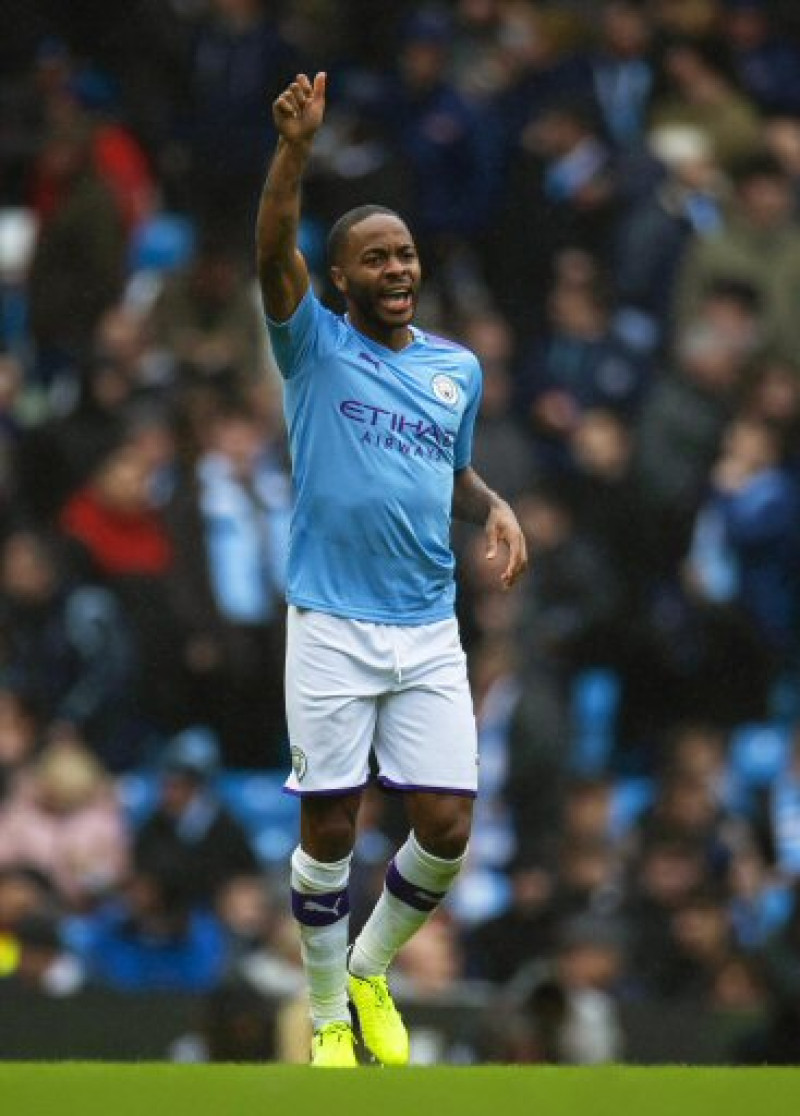 Raheem Sterling celebra el gol que anotó este sábado en el triunfo del Man City